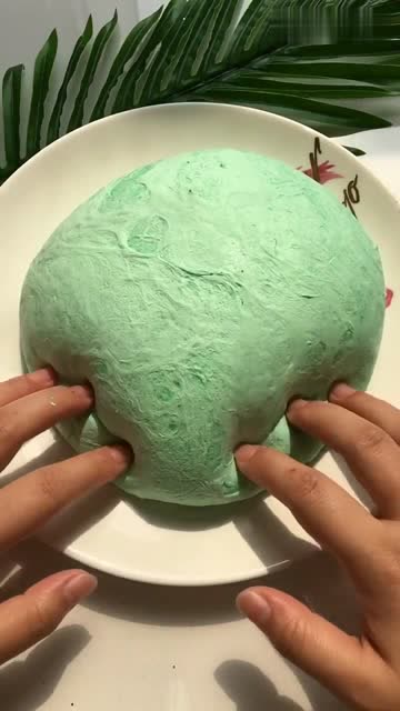 这块充气冰山泥太黏手了,不过捏起来倒是蛮解压的!