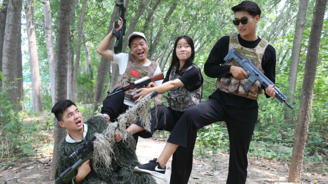 绝地求生真人版:吉利服埋伏草堆睡着,结果被敌方踩成盒,太逗了