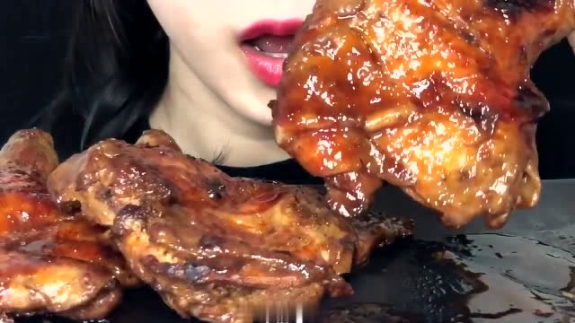 美女姐姐吃蜜汁烤鸡腿,超大一个张嘴就啃,真香!