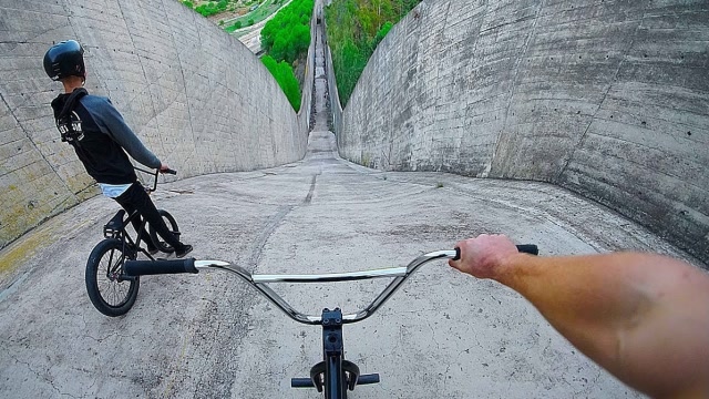 男子骑自行车挑战速降,连续1000米的下坡,速度比跑车还快!