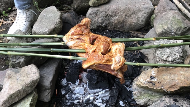 农村小伙用大竹棍儿烤羊腿,野外简单搭建烤台,烧出人间美味