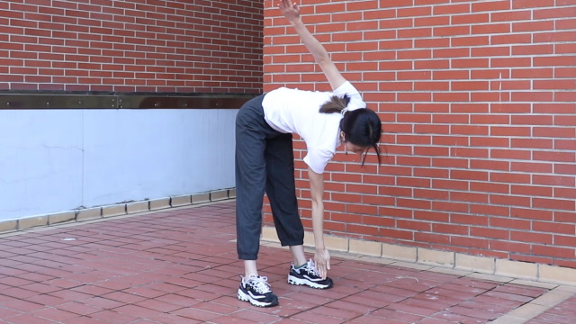 坚持原地弯腰摸脚60次,15天能瘦九斤,主要瘦肚子