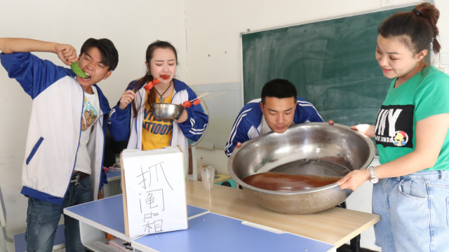 学生用抓阄决定考试内容,美女学霸竟考了0分,结局太搞笑了