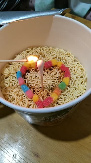 祝自己三十岁生日快乐一碗泡面一根蜡烛心满意足