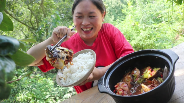 草鱼最近火了,胖妹搞新吃法,不加水不红烧,1人3斤连汤都不剩