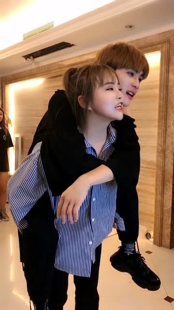 娜娜背着穿女装的可乐两人还扬言要生双胞胎粉丝们乐坏了