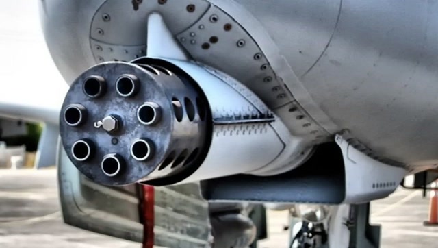 a10攻击机机炮为什么能打穿坦克的装甲