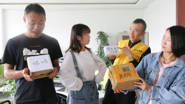 小伙上门送快递,收件人的名字一个比一个奇葩,整个过程笑翻了