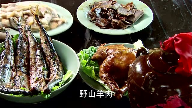 武二在酒店喝酒,小二给他端来肥鸡美酒,这酒还有一首诗!