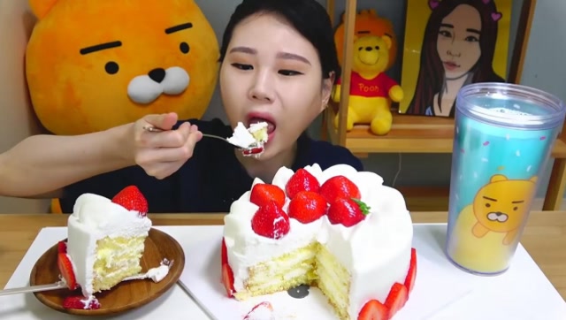 韩国大胃王卡妹吃一个草莓奶油蛋糕大口吃的美滋滋
