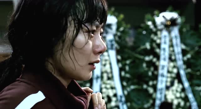 女子看到自己侄女的遗照满脸泪水,把自己获得的铜牌送给侄女