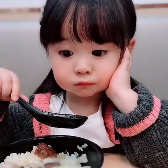 用手托着脸的小可爱!我真拿她没办法!只能越来越喜欢了