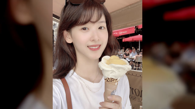 章泽天再现奶茶妹妹清纯造型,吃冰淇淋晒照,没受刘强东事件影响