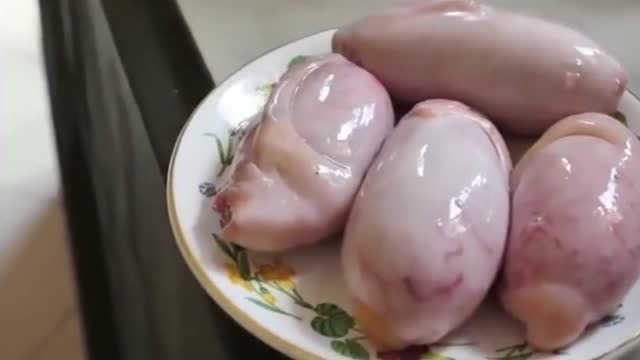 大补美食,大娘刀切羊蛋,切开后里面的东西真诱人!