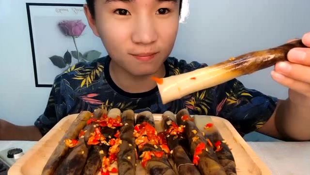 小哥哥,你这一盘手剥笋看起来就很好吃的样子啊,吃得太香了