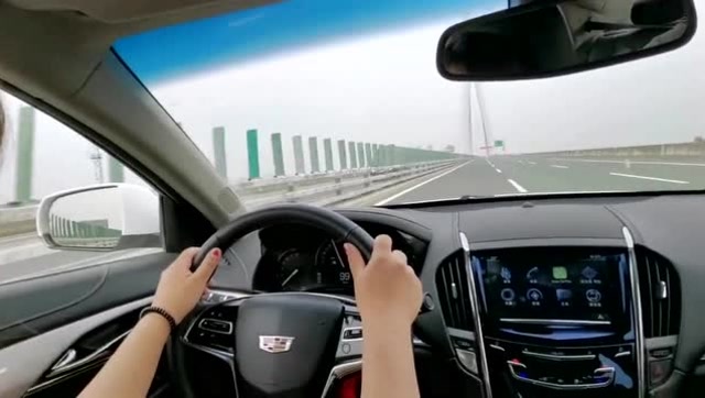 女老板非要自己开车,记住一定要坐在后排,而且安全带还要这样!