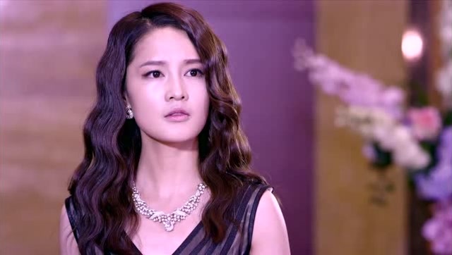 千金归来:长清看到金睿出现在她的欢迎酒会上 好像不太高兴呀