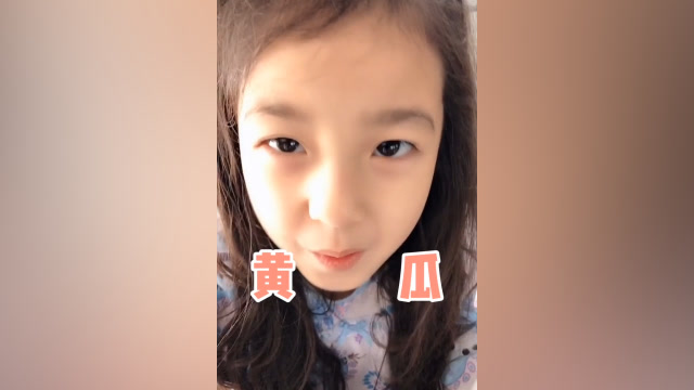 太皮了!小泡芙用黄瓜做巧克力糖果整蛊妹妹,大家全都中招