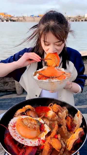 美女吃海鲜大餐图片