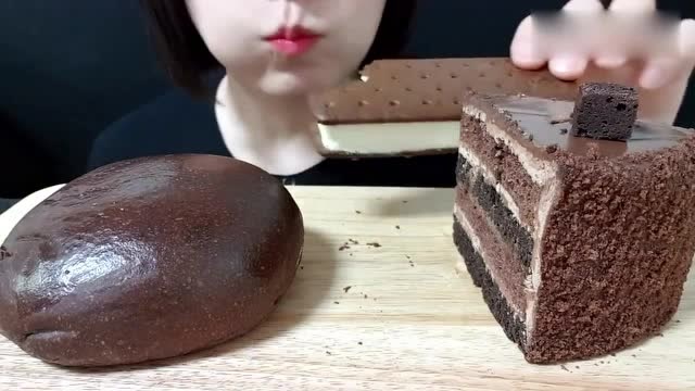 韩国吃播秀-小姐姐吃巧克力口味的甜品,看得让人食欲大增