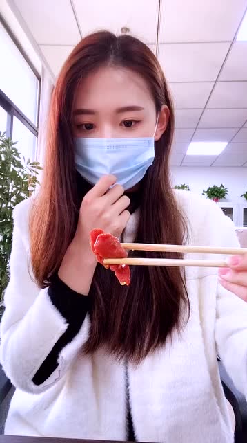 戴口罩吃饭的正确示范戴口罩不错