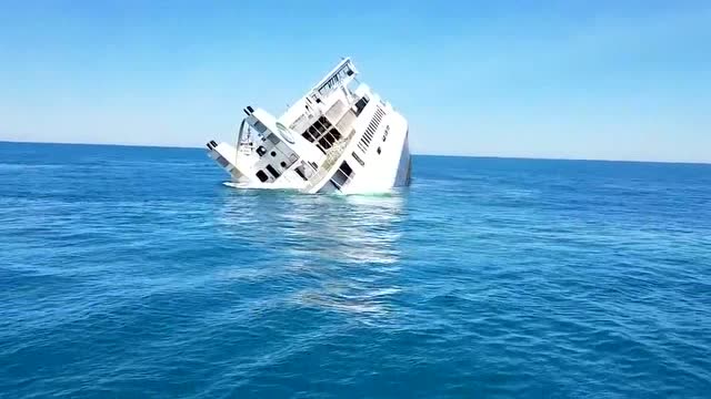 偶遇一艘正在下沉的船,高贵的游艇就这样没了,真是可惜!