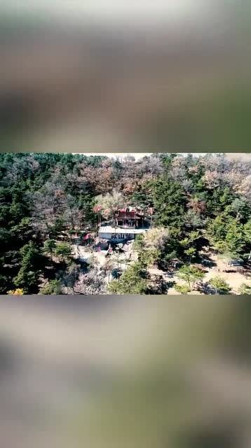 红山位于卢龙县燕河营镇城柏庄西,因山上土石都是红色而得名!