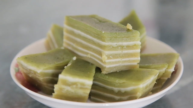 低调了上百年的美味!用草做的九层栾樨糕,一层层剥着吃