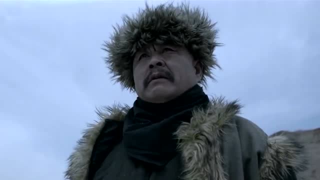 黄河在咆哮山匪劫持陆曼云,被路过的郑川团长看见,山匪慌了