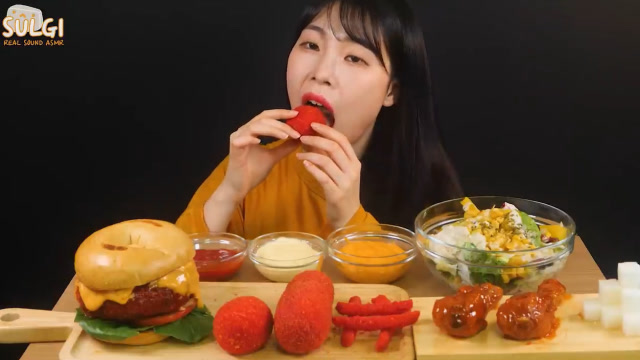 韩国女吃货,吃汉堡 热狗 奶酪球 炸鸡,发出咀嚼音,太馋人了