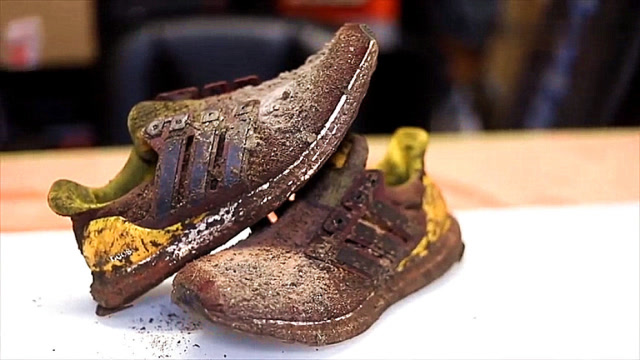 小伙垃圾桶里捡了一双破鞋,回到家修复一番后,发现赚大了!