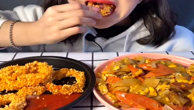 美食吃播:大胃王美女大口吃洋葱圈,看着吃的真过瘾!