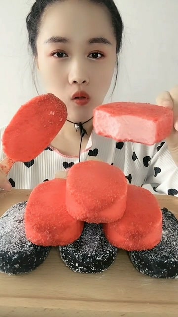 我们今天来吃一块红丝绒雪糕,咬一口外皮酥脆可口