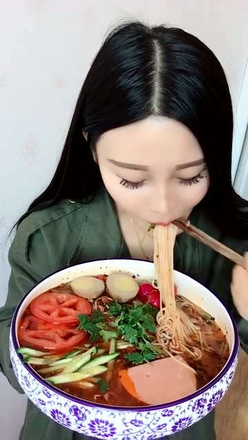 大胃王吃播:你们吃面的样子也这样吗?小姐姐吃好香,看饿了!
