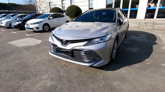 2020款丰田凯美瑞2.5l豪华版实拍,开车上路跑一圈,我彻底心动了