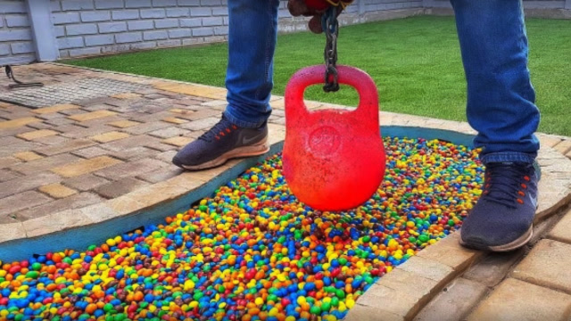 用1500度铁球扔入彩虹豆泳池,相撞的那一刻,场面太硬核了!