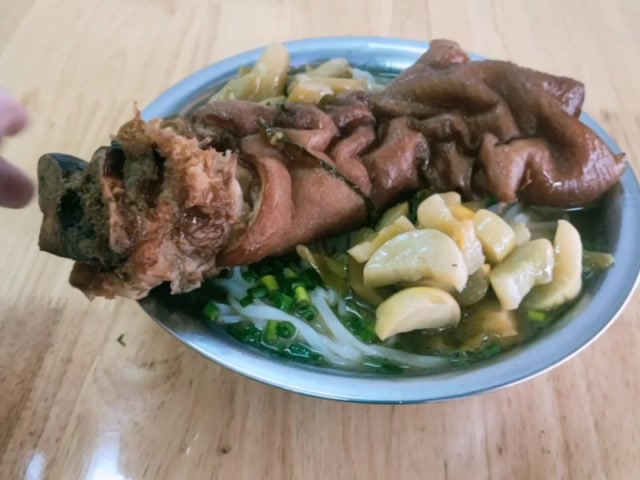 钦州猪脚粉,来二马路挑到一块大猪脚,大口吃粉大口吃肉,太爽了