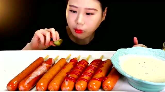 韩国美女吃播,一盘烤香肠淋上番茄酱,这吃法太馋人了
