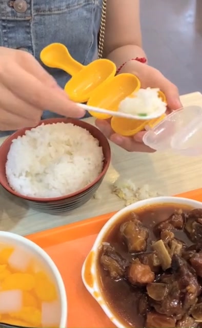 她说这样吃饭香一点