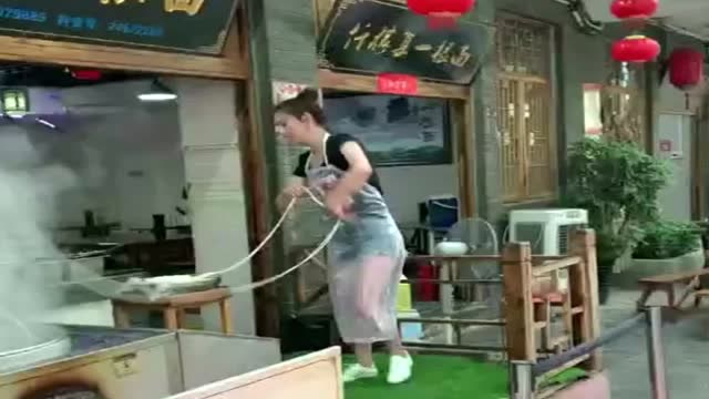 成都黄龙溪一根面甩面仙子周莹,身姿如此灵巧轻盈,难怪叫仙子