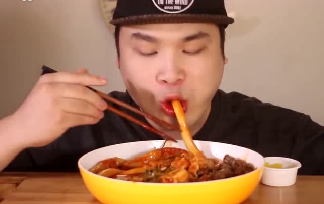 韩国大胃王胖哥吃辣年糕面,嚼起来很劲道真想尝一口!