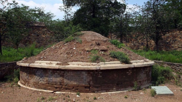 棺材在地下,为何还要在地上堆一个坟包呢?看完总算明白了