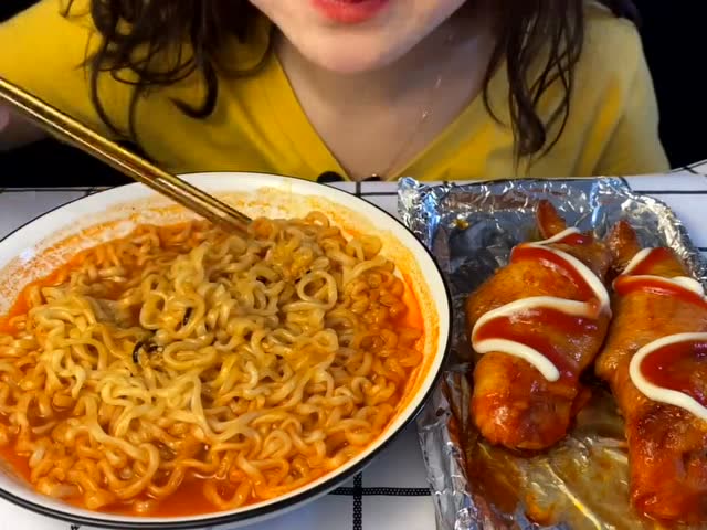 美食吃播:大胃王小姐姐吃火鸡面,大口吃的真香!