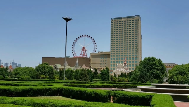 曾经游人如织的合肥市明珠广场,如今闹市在这里变得清净