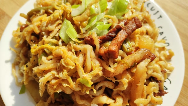 教你内蒙正宗猪肉酸菜豆角焖面做法,鲜香味美,先收藏了