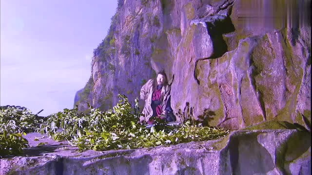 倚天屠龙记:张无忌摔下峭壁,不料发现个洞穴,里面别有洞天