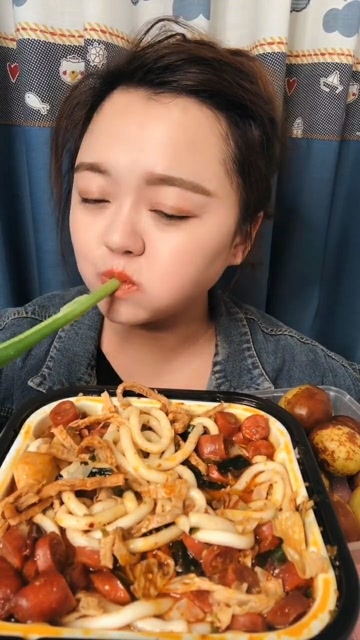 这吃葱的小表情,好享受