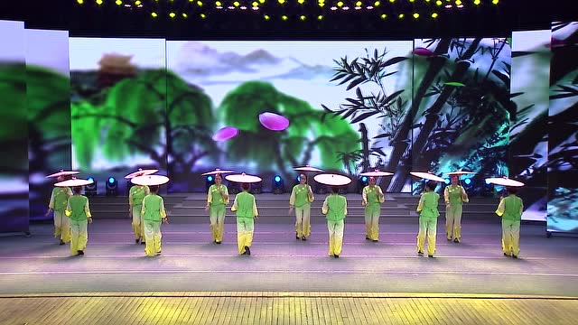 广场舞《江南雨》,歌美舞醉,跳出江南好风景