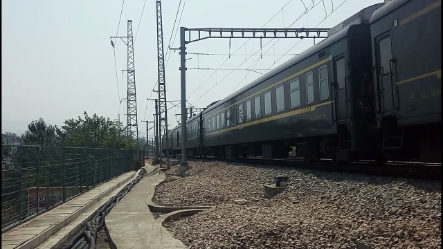 北京西-赣州k1453次列车晚点27分钟到达终点站赣州站