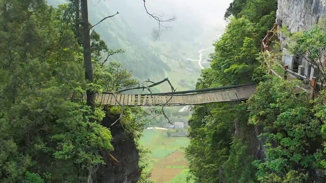 中国贵州古代悬空铁索桥,建在数十米深的峡谷上,已存在上百年!